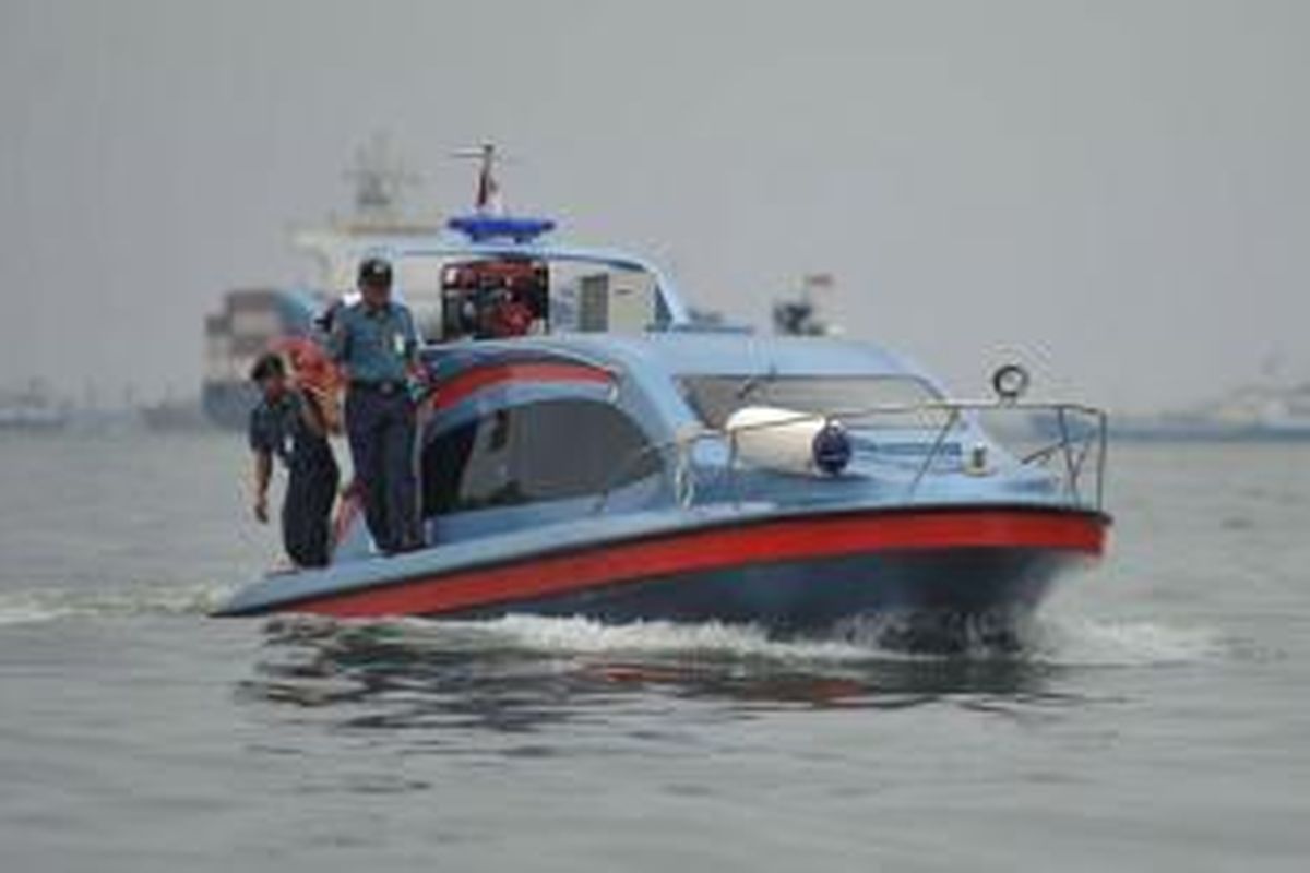 Kapal Patroli Cepat - Pangkalan Utama Angkatan Laut (Lantamal) III Jakarta, melakukan uji coba kapal cepat yang diberi nama Ronin, di Satuan Keamanan Laut (Satkamla) Lantamal III, Pulau Pondok Dayung, Jakarta Utara, Senin (3/2/14). Ronin menjadi kapal patroli keamanan yang memiliki kecepatan mencapai 35 knot. Saat ini kapal patroli yang dimiliki Lantamal rata-rata kecepatnya masih dibawah 20 knot.