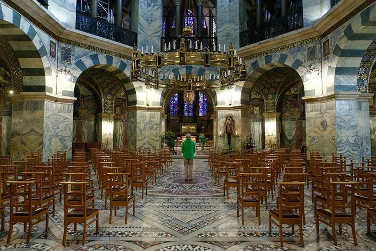 Seorang pria berdoa di katedral di Aachen, Jerman, Rabu (25/3/2020), saat penyebaran penyakit virus corona (COVID-19) masih terus berlanjut di negara tersebut.