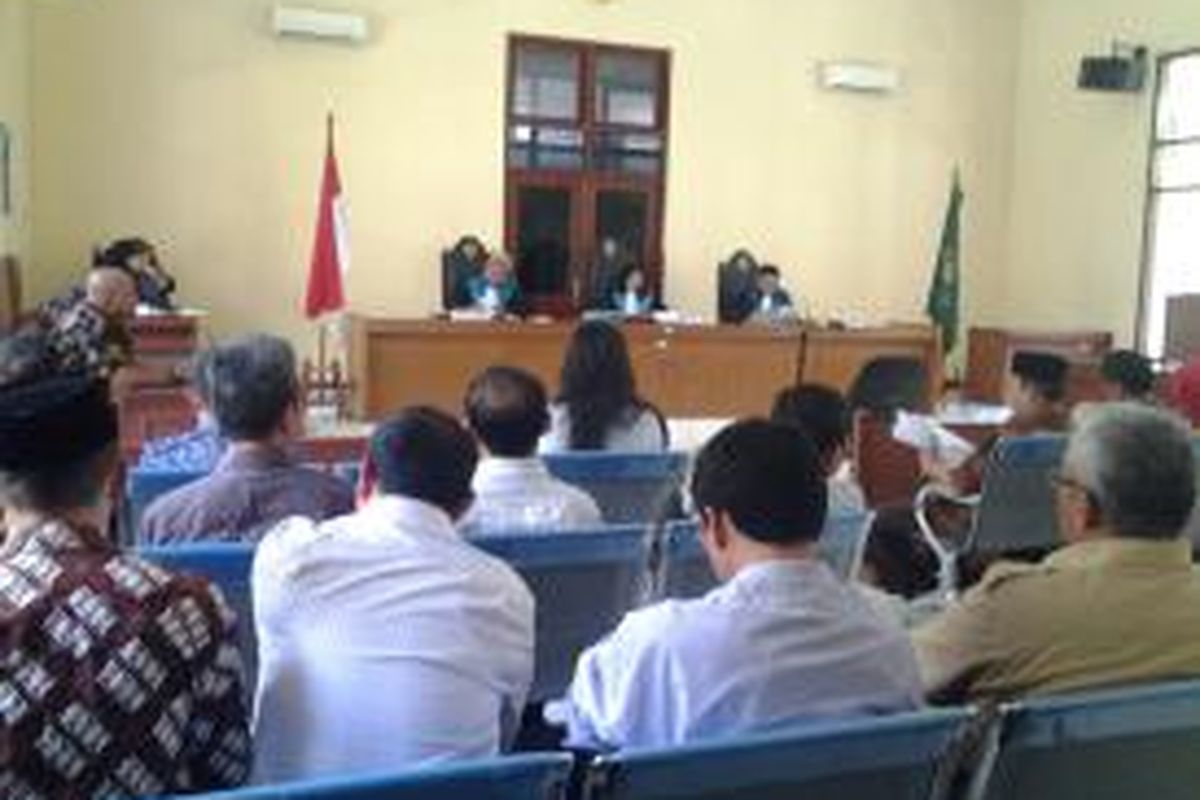 Sejumlah guru menghadiri sidanh gugatan hasil  seleksi kepala sekolah di Pengadilan Tata Usaha Negara, Pulo Gebang, Jakarta Timur, Rabu (13/8/2014).