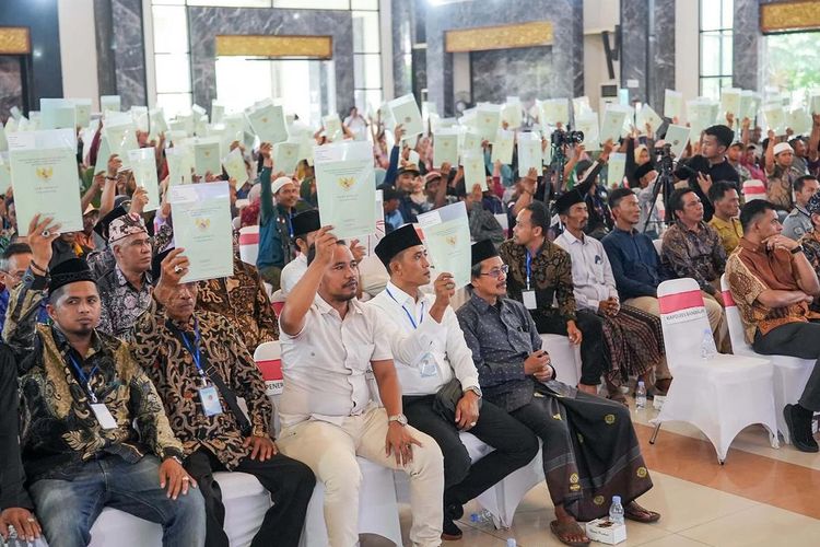 Penyerahan Sertifikat Tanah untuk Rakyat di Bangkalan, Jawa Timur, pada Rabu, (06/12/2023).
