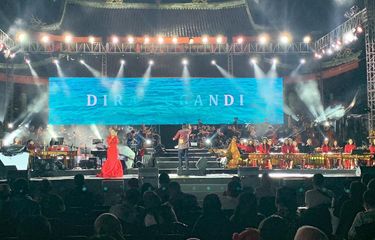 Dira Sugandi hadir dalam konser Rapsodia Nusantara di Klenteng Agung Sam Poo Kong, Semarang, Jawa Tengah Sabtu (13/8/2022).