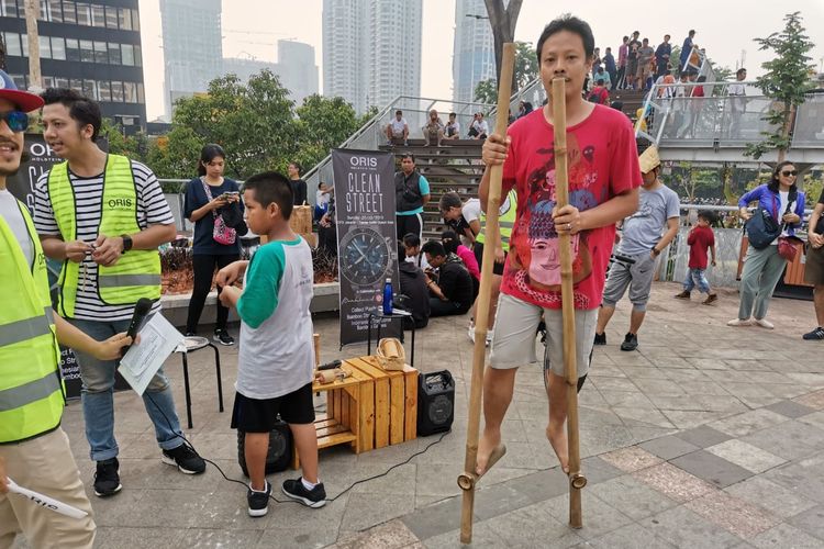 Oris mengajak masyarakat yang sedang beraktivitas pada Car Free Day (CFD) Taman Dukuh Atas, Jakarta, Minggu (27/10/2019) pagi, untuk menggunakan barang berbahan bambu demi kelestarian lingkungan.