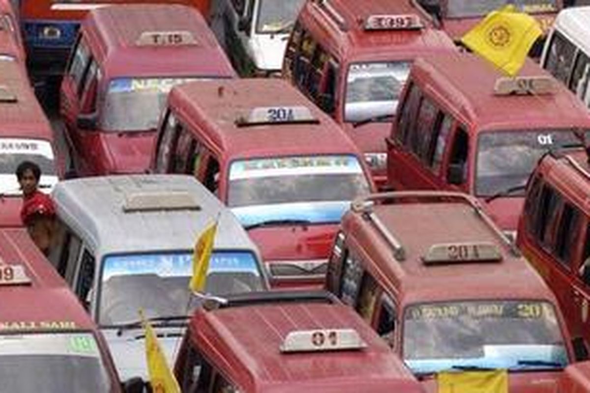 Ilustrasi: Ratusan angkot melintas di Bundaran Hotel Indonesia, Jakarta Pusat