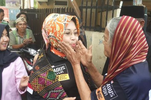 Dengan Kursi Roda, Nenek Ini Hampiri dan Kalungkan Ulos ke Sylvi