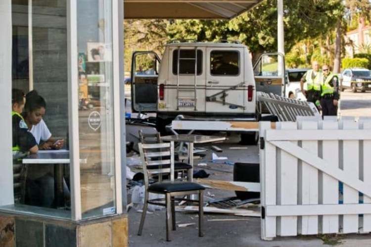 Sebuah mobil minibus putih menabrak pelanggan yang sedang makan di luar sebuah restoran di Los Angeles, AS.