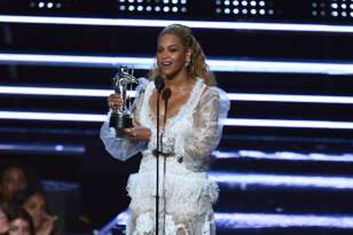 Beyonce menerima penghargaan pada MTV Video Music Award di the Madison Square Garden, New York, Minggu (28/8/2016).