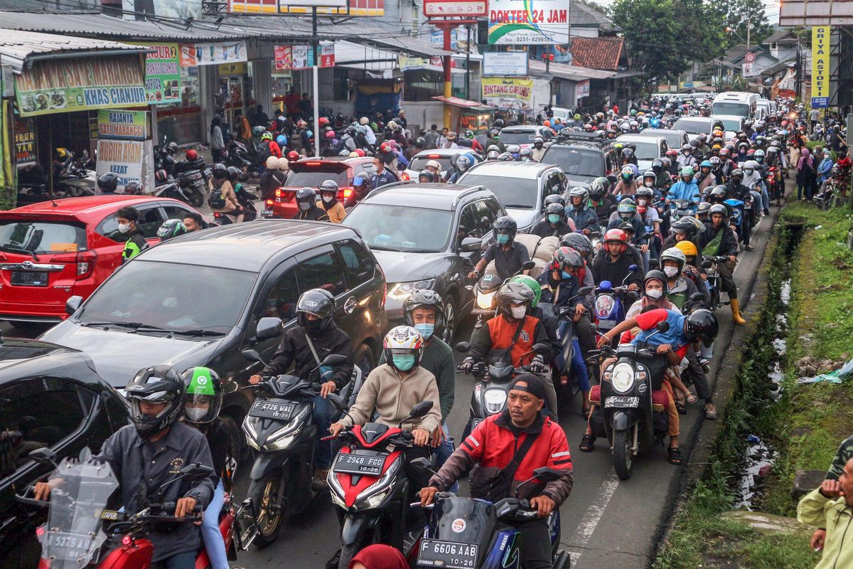 Sejumlah pengendara antre di jalur wisata Puncak, Cisarua, Kabupaten Bogor, Jawa Barat, Minggu (27/2/2022). Tingginya antusiasme masyarakat untuk berwisata pada libur akhir pekan dan libur Isra Miraj Nabi Muhammad SAW, mengakibatkan kepadatan kendaraan di jalur Puncak Bogor sehingga Satlantas Polres Bogor melakukan rekayasa buka tutup jalur untuk mengurai kepadatan kendaraian.