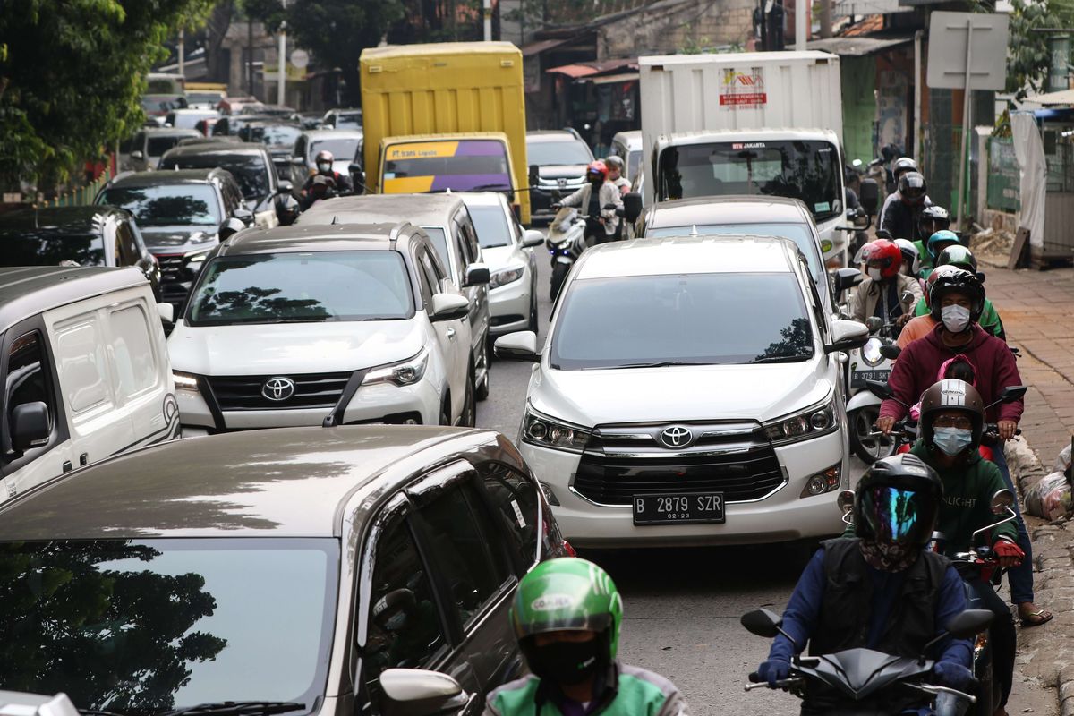 Anggota TNI dan Polri melakukan penyekatan kendaraan saat PPKM Darurat di Jalan Raya Lenteng Agung, Jakarta Selatan, Senin (5/7/2021). Penyekatan ini mengakibatkan kemacetan parah di ruas Jalan Raya Lenteng Agung.