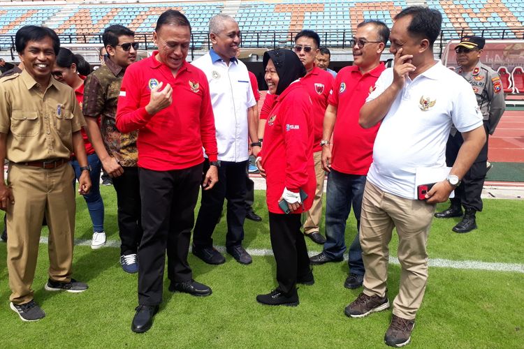 Ketua Umum PSSI Mochamad Iriawan bersama Wali Kota Surabaya Tri Rismaharini saat meninjau Stadion Gelora Bung Tomo untuk persiapan menyambut Piala Dunia U-20 2021, Senin (10/2/2020).