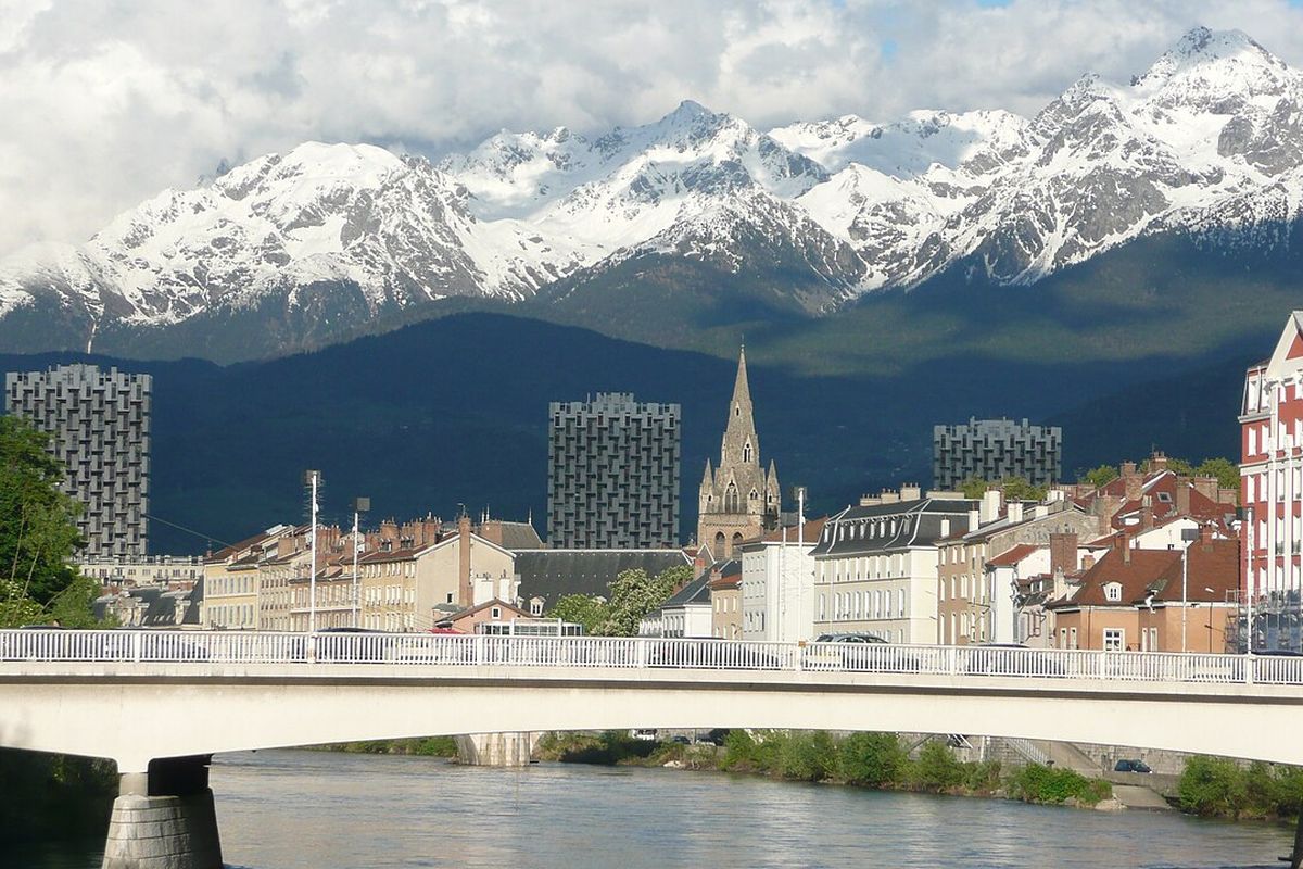 Ilustrasi Grenoble di Perancis. Daftar lokasi pertandingan Olimpiade Musim Dingin diprediksi berkurang akibat perubahan iklim, khususnya dalam beberapa tahun mendatang.