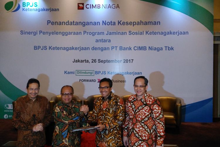 Direktur Utama BPJS Ketenagakerjaan, Agus Susanto (kedua kiri) dan Presiden Direktur CIMB Niaga, Tigor Siahaan (kedua kanan) saat acara penandatangan kerja sama dengan CIMB Niaga di Graha CIMB Niaga, Jakarta, Selasa (26/9/2017)