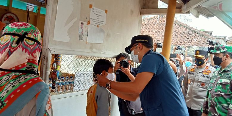 Gubernur Jawa Barat, Ridwan Kamil, blusukan ke pasar dan gang sempit untuk memberikan semangat, edukasi dan membagikan masker dalam pencegahan Covid-19 di Singaparna, Kabupaten Tasikmalaya, Rabu (20/1/2021).