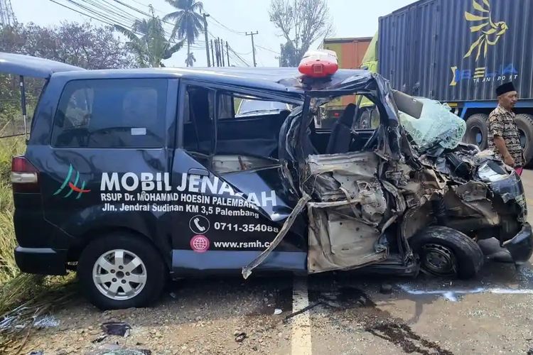Ambulans Bawa Jenazah Tabrak Truk CPO di Banyuasin, Diduga Sopir Mengantuk