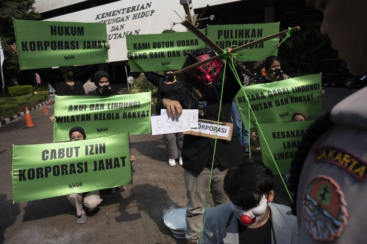 Aksi Walhi agar pemerintah mencabut izin operasi perusahaan penyebab karhutla