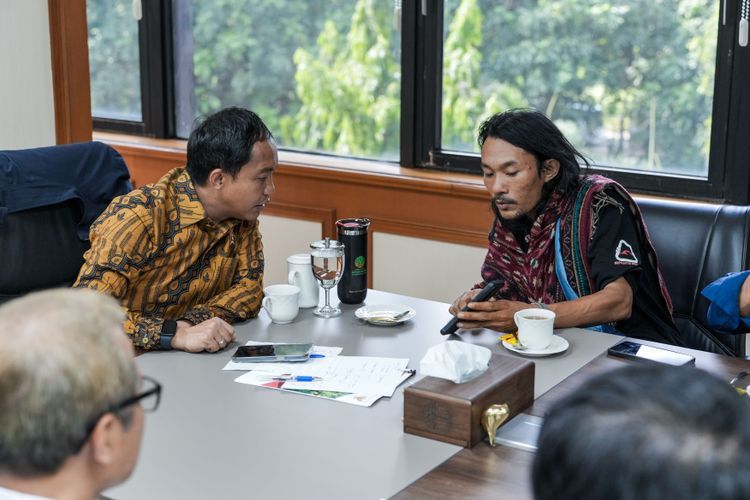Menteri Kehutanan bertemu dengan Agam Rinjani di kantornya, Rabu (2/7/2025). Dalam rapat diketahui Menhut turut mengundang perwakilan Tim Rinjani Rescue diantaranya Abdul Haris Agam (Rinjani Squad), Herna Hadi Prasetyo (Rinjani Squad), Mustiadi (EMHC), dan Samsul Padli (Unit SAR Lombok Timur). Selain itu, hadir pula Direktur Pemanfaatan Jasa Lingkungan Kawasan Konservasi, Ditjen KSDAE, Nandang Prihadi, Kepala Balai TN Gunung Rinjani Yarman, beserta jajaran Kemenhut.