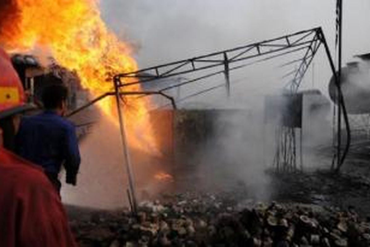 Mobil tangki berisi solar 5.000 liter untuk bahan bakar alat berat dalam pengerjaan proyek Tol Cijago (Cinere-Jagorawi) meledak di lokasi pengerjaan proyek, di Jalan Juanda, Depok, Selasa (28/10/2014) sekitar pukul 15.30.