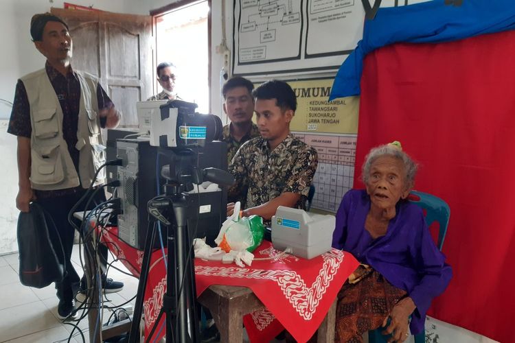 Petugas Dispendukcapil Sukoharjo melakukan proses perekaman e-KTP warga rentan dan disabilitas di Kantor Desa Kedungjambal, Kecamatan Tawangsari, Sukoharjo, Jawa Tengah, Kamis (7/3/2024).