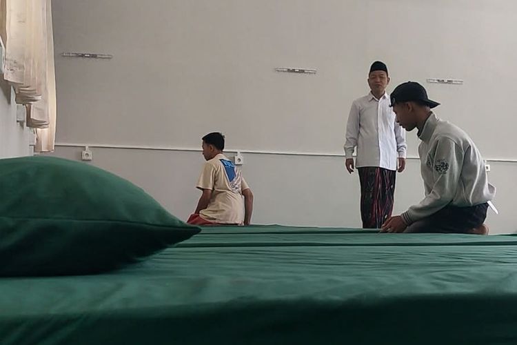 Panitia Lokal (Panlok) Muktamar ke-35 Nahdlatul Ulama di Pesantren Bahrul Ulum Tambakberas, Jombang, Jawa Timur, mengebut persiapan tempat tinggal peserta selama Muktamar, Selasa (25/8/2026).
