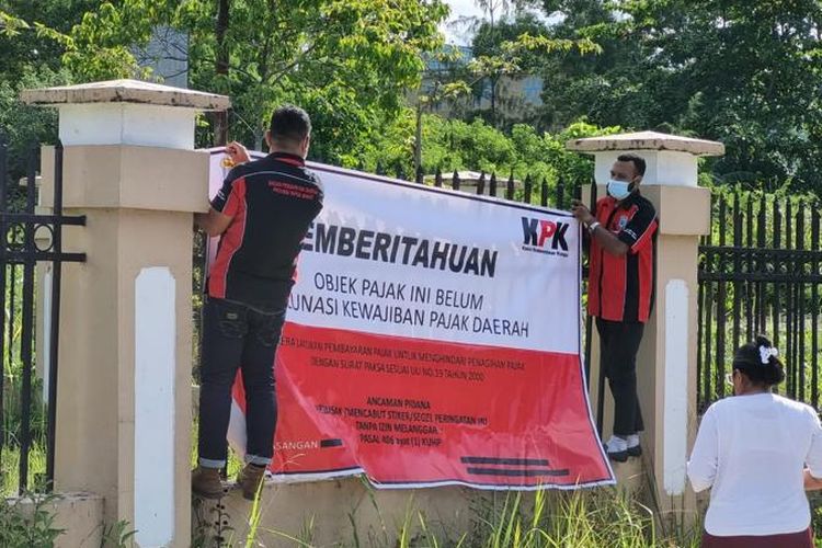 Komisi Pemberantasan Korupsi (KPK) mendampingi Pemerintah Provinsi Papua Barat melalukan penagihan kewajiban Pajak Air Permukaan (PAP) terhadap wajib pajak PT SDIC Papua Cement Indonesia Conch, Senin (6/6/2022). Perusahaan yang berlokasi di Kampung Maruni, Distrik Manokwari Selatan, Kabupaten Manokwari, Provinsi Papua Barat itu menunggak tagihan pajak sebesar Rp 11 miliar.