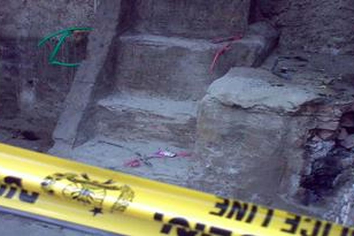 Pipa gas milik Perusahaan Gas Negara (PGN) bocor di perkarangan rumah Umi Kulsum (65), di Jalan Matraman Raya, dekat pintu air Manggarai, Jakarta Pusat.