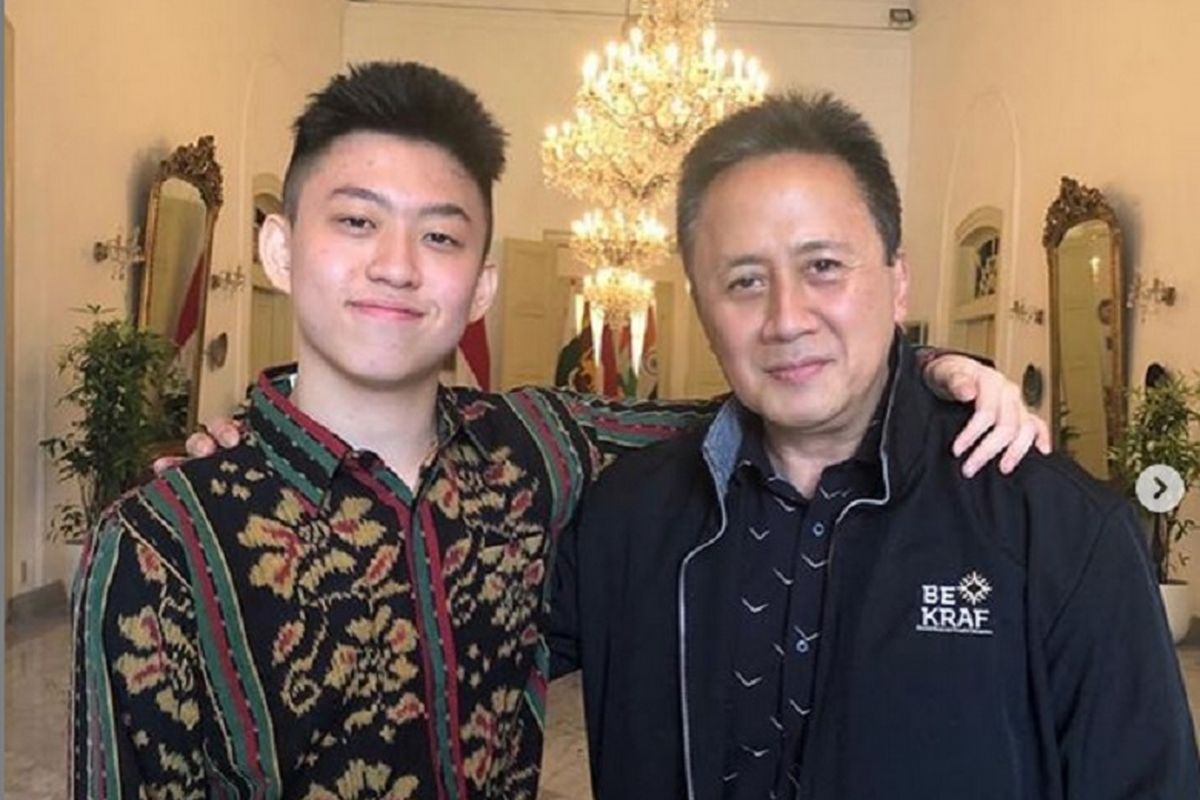 Kepala Badan Ekonomi Kreatif Triawan Munaf foto bersama penyanyi rap Indonesia Rich Brian.