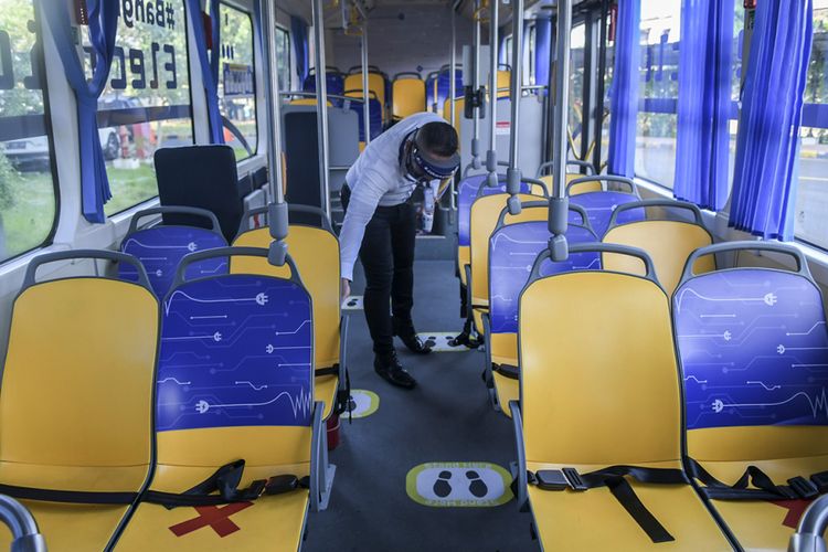 Karyawan melakukan pengecekan saat uji coba bus listrik di Kantor Pusat PT Transjakarta, Cawang, Jakarta, Senin (6/7/2020). PT Transportasi Jakarta (Transjakarta) melakukan uji coba dua bus listrik EV1 dan EV2 rute Balai Kota - Blok M dengan mengangkut penumpang.