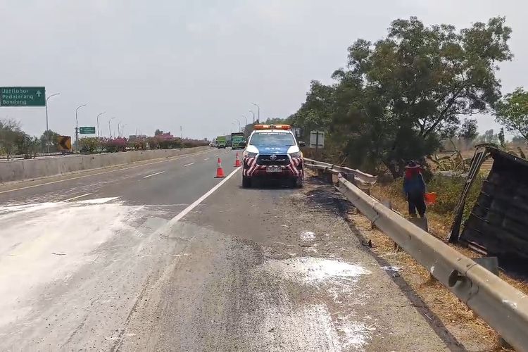 Tumpahan Cat Putih Tutupi Lajur Tol Cipularang Arah Jakarta, Truk Proyek Terbalik