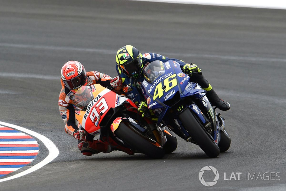 Adegan insiden antara Marc Marquez dengan Valentino Rossi di GP Argentina 2018.