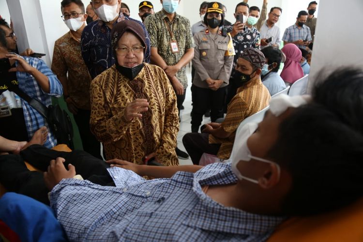 Mensos Serahkan Santunan kepada Keluarga Korban Kanjuruhan di Tulungagung dan Blitar