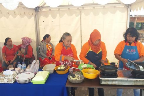 Buktikan Harga Pasar Stabil, Ibu-ibu Diberi Uang untuk Belanja di Pasar