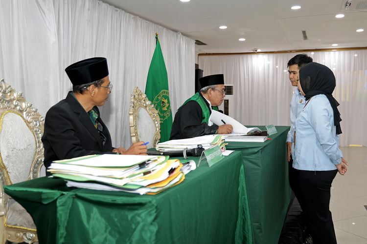 Penetapan perwalian anak dilakukan melalui mekanisme persidangan resmi untuk memberikan kepastian hukum dan perlindungan bagi hak-hak anak.