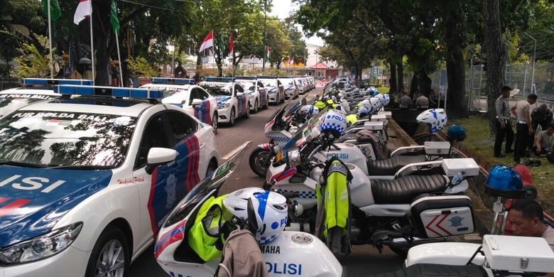 Ratusan mobil patwal disiagakan untuk mengiring rombongan Raja Salman dari Bandara Ngurah Rai menuju Hotel St. Regis Bali