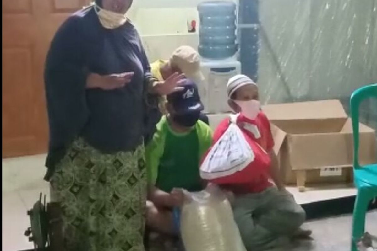 Video yang menunjukan kekecewaan dari warga perumahan Pesona Serpong, Kademangan, Setu, Tangerang Selatan soal bantuan sosial (bansos) beredar melalui aplikasi pesan singkat WhatsApp. Video tersebut viral pada Kamis (4/6/2020).