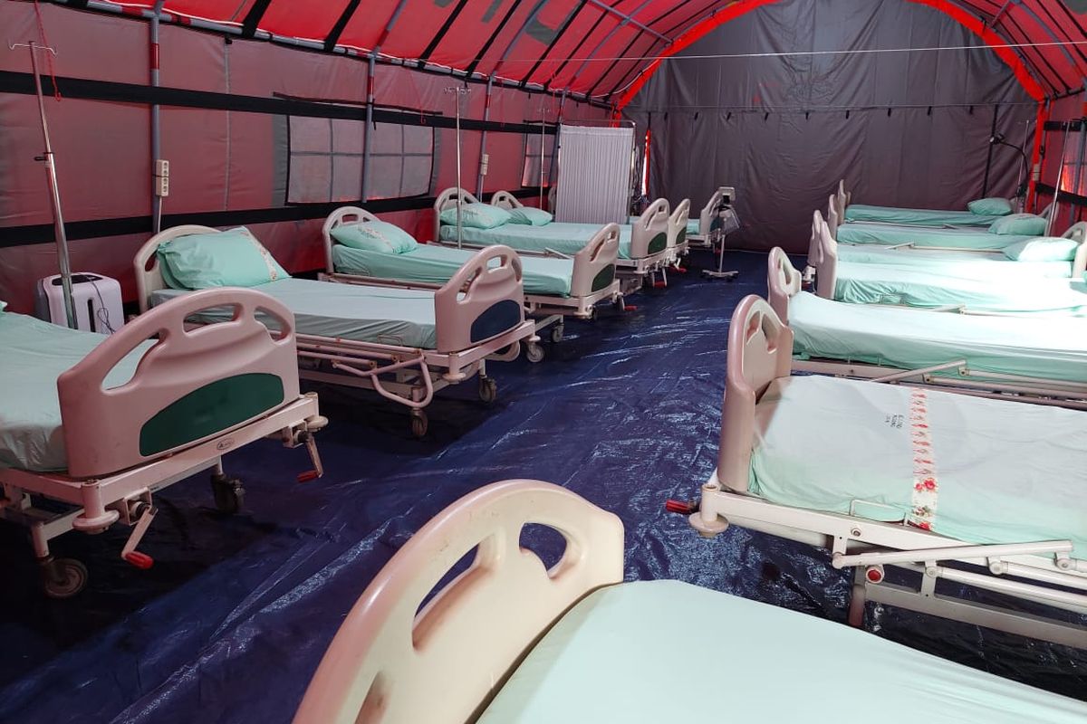 Tenda khusus pasien Covid-19 yang didirikan di RSUP Sitanala, Neglasari, Kota Tangerang, mulai dioperasikan pada Senin (28/6/2021) malam.
