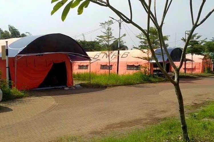 Tenda darurat didirikan di halaman pusat karantina Rumah Lawan Covid-19 Tangerang Selatan.