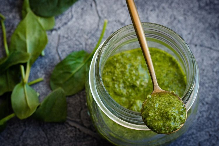 Ilustrasi pesto dari daun basil. 