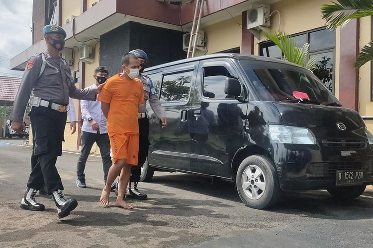 Pencuri kabel di sebuah penggilingan batu PT Harmak Indonesia pada Pedukuhan Clapar III, Kalurahan Hargowilis, Kapanewon Kokap, Kabupaten Kulon Progo, Daerah Istimewa Yogyakarta. Satu tersangka ditangkap Polres Kulon Progo, tiga lainnya ditangkap Polres Sleman, satu lagi buron.