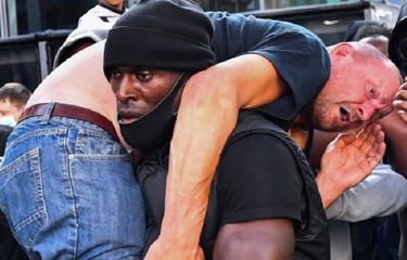 Foto Viral Pria Kulit Hitam Selamatkan Pria Kulit Putih dalam Demo ...