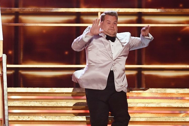 Artis peran dan komedian James Corden memandu pergelaran Grammy Awards ke-59 di Staples Center, Los Angeles, Minggu (12/2/2017).  