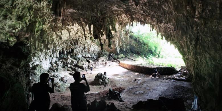 Goa Liang Bua dikenal sebagai lokasi penemuan fosil makhluk mirip manusia yang disebut Homo Floresiensis alias hobbit. 