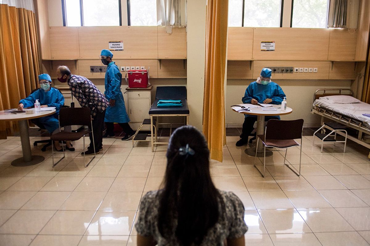 A file photo of health workers and some volunteers for Covid-19 vaccine trials during a simulation at the Faculty of Medicine of Padjajaran University in Bandung, West Java dated August 6, 2020. 