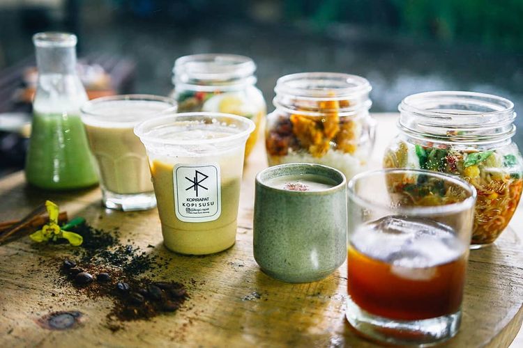 Minuman dan makanan di Kopi Rapat, Bandung.