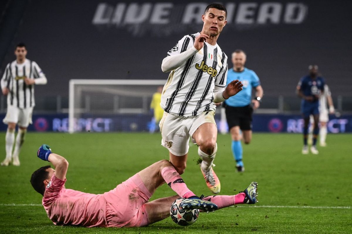 Aksi Cristiano Ronaldo dalam laga Juventus vs FC Porto pada babak 16 besar Liga Champions di Stadion Allianz, 9 Maret 2021. 