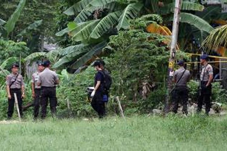 Polisi melakukan olah tempat kejadian perkara dan mengamankan barang bukti di sebuah rumah di kawasan Ciputat, Tangerang Selatan, Rabu (1/1/2014). Densus 88 Antiteror Polri melakukan penyergapan dan menembak mati 6 orang terduga teroris di tempat tersebut. 