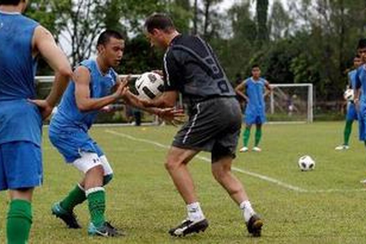 Pemain sepak bola mengikuti seleksi Tim Nasional U-23 di Lapangan ABC, Senayan, Jakarta, Jumat (7/1/2011). Badan Tim Nasional (BTN) PSSI telah memanggil 84 pemain U-23 untuk mengikuti seleksi yang akan berlangsung hingga 14 Januari mendatang.Tim Nasional U-23 tersebut diproyeksikan akan tampil di SEA Games 2011 dan Pra-Olimpiade 2012. 