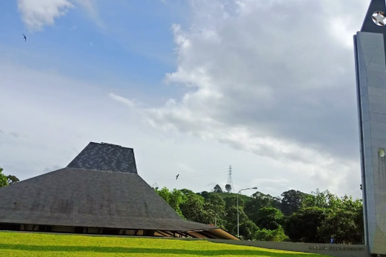 Masjid Dzunnuraini yang berada ada di Rest Area Km 45 Tol Jagorawi