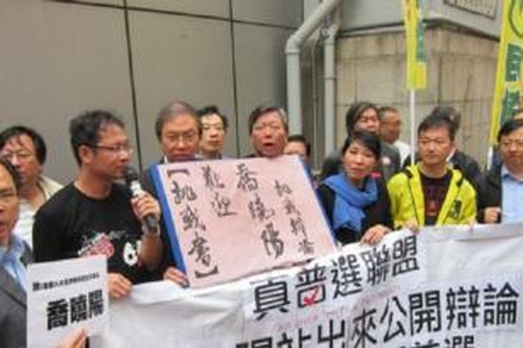 Kelompok pro-demokrasi 'Alliance for True Democracy' di Hong Kong, Rabu (18/6/2014), memrotes pemblokiran iklan politik di YouTube.