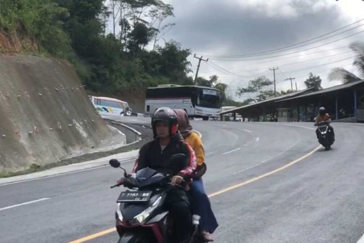 Pemudik motor dan mobil mulai berdatangan melintasi jalur Selatan Jawa Barat lewat Gentong, Kabupaten Tasikmalaya, Senin (25/4/2022).