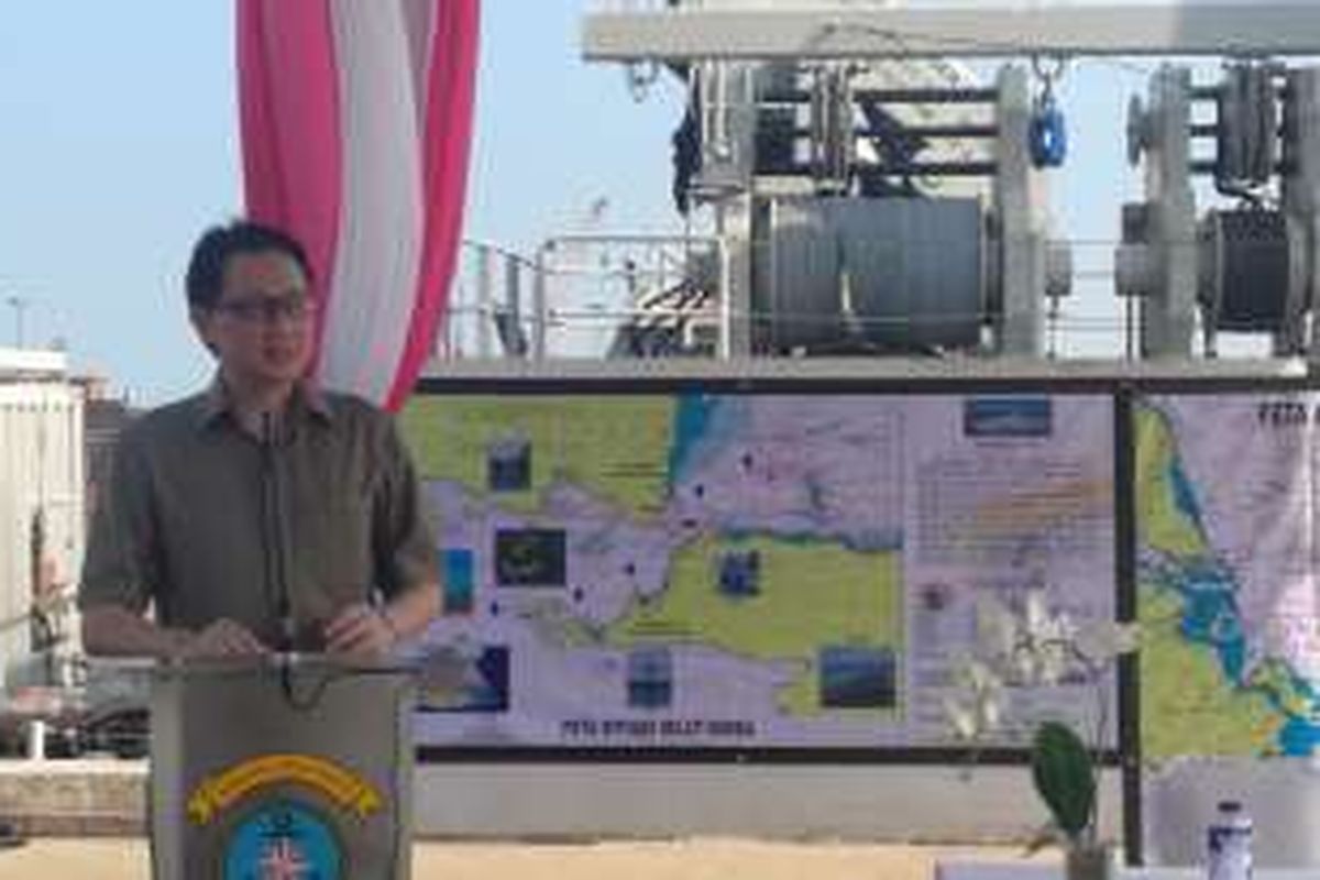 Deputi Bidang Koordinasi Kedaulatan Maritim Kementerian Koordinator Kemaritiman Arief Havas Oegroseno di di Dermaga Pelabuhan Indah Kiat, Cilegon, Rabu (3/8/2016).