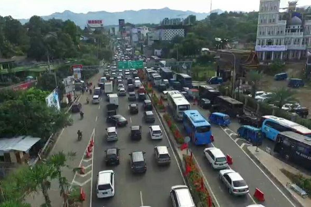 Antrian kendaraan terjadi di Simpang Gadog, Ciawi, Bogor, Jawa Barat, Sabtu (10/12/2016).